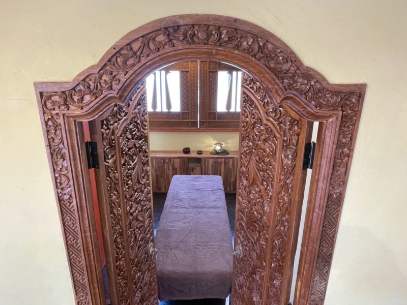 天使の羽工房への入り口の観音扉です