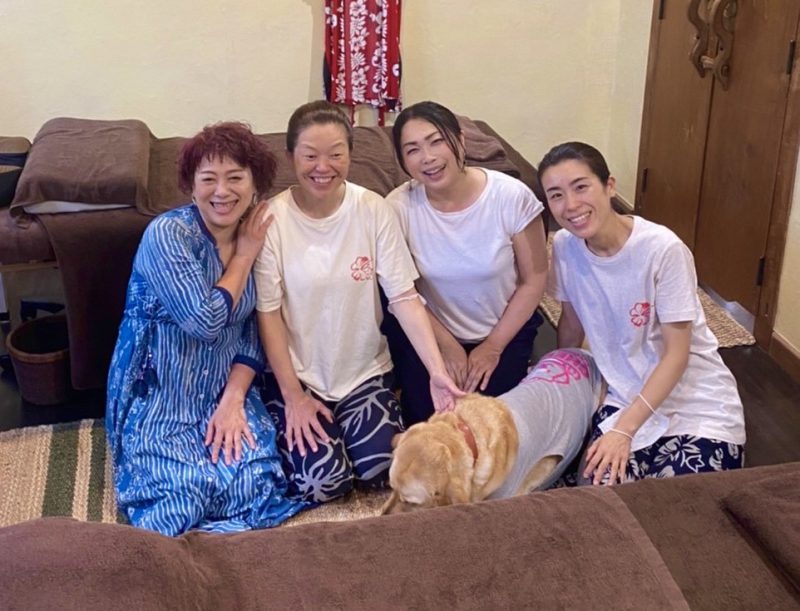 講師と生徒さん4人で記念撮影