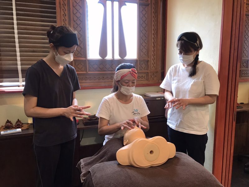 練習用の人形で説明