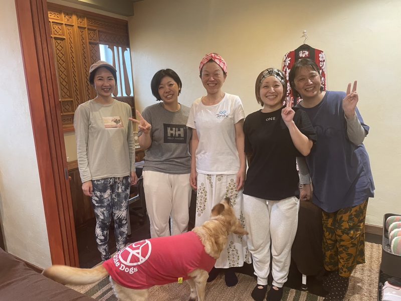 22期生と23期生と29期生の3名と認定講師の杉本乃理子さんと