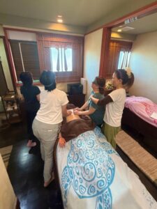 授業風景（視覚に頼らないアイマスクレッスン） その2