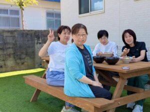 学生寮での食事です。暖かいので外で楽しく食事ができました！