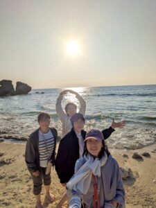 最高な仲間と綺麗な海と夕日です。