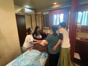 授業風景（視覚に頼らないアイマスクレッスン） その1